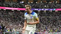 Penyerang Harry Kane merayakan gol kedua timnya yang dicetak ke gawang Senegal pada laga babak 16 besar Piala Dunia 2022 di Al Bayt Stadium, Senin (5/12/2022) dini hari WIB. Tiga gol kemenangan Inggris diciptakan oleh Jordan Henderson dan Harry Kane di babak pertama serta Bukayo Saka di paruh kedua pertandingan. (AP Photo/Frank Augstein)