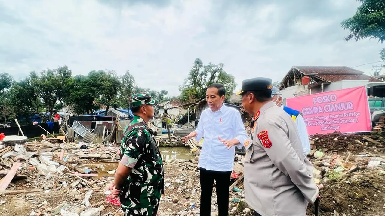Presiden Joko Widodo (Jokowi) saat memberikan arahan kepada Pangdam III/Siliwangi, Mayjen TNI Kunto Arief Wibowo, dan Kapolda Jawa Barat, Irjen Pol. Suntana