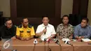 Ketua Umum Partai Golkar hasil Munas Ancol, Agung Laksono melakukan konfrensi pers menanggapi SK Menteri Hukum dan HAM (Menkumham) Yasonna Laoly yang mencabut SK Kepengurusan Golkar hasil Munas Ancol, Jakarta, Kamis (31/12). (Liputan6.com/Yoppy Renato)