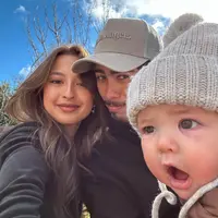 Gaya Jennifer Coppen Setelah Jadi Ibu Anak Satu saat Liburan. [@jennifercoppenreal20]