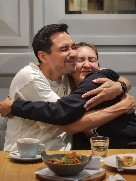 <p>"Ada (cewe DM) dan dia cerita," kata Donna Agnesia seperti dilansir dari kanal YouTube Melaney Ricardo. [Instagram/darius_sinathrya]</p>