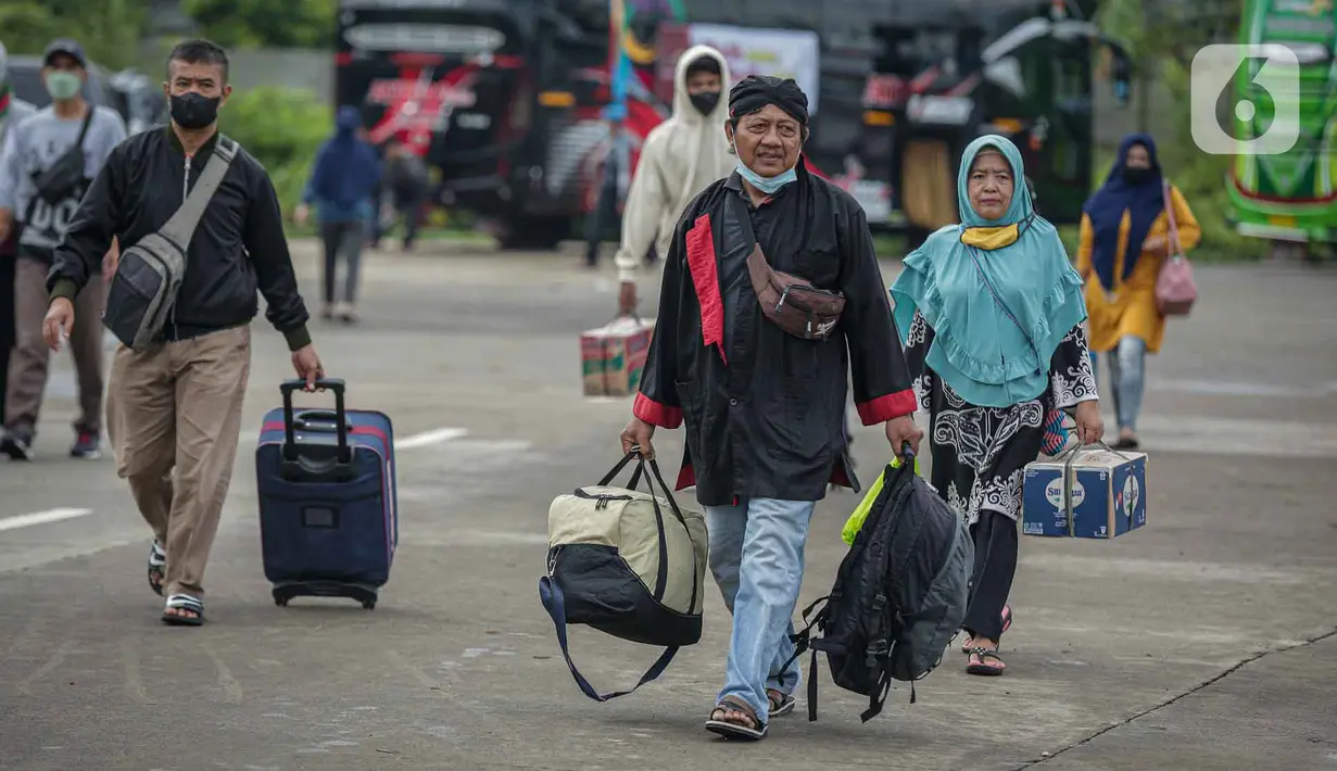 <p>Peserta Mudik Aman Mudik Sehat Kementerian Perhubungan membawa barang bawaan mereka berjalan menuju bus tujuan kampung halamannya di Terminal Jatijajar, Depok, Jawa Barat, Kamis (28/4/2022). Sekitar 3.000 penumpang diberangkatkan dengan 106 bus yang telah disiapkan oleh Dirjen Darat Kementerian Perhubungan. (Liputan6.com/Faizal Fanani)</p>