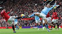 Gelandang Manchester United, Bruno Fernandes (nomor 8), berduel dengan penyerang Manchester City, Erling Haaland (nomor 9), dalam laga di Old Trafford, Manchester, Sabtu (17/1/2026). (Darren Staples / AFP)