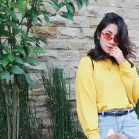 Punya gaya yang casual, penampilan manis Dinda terpancar saat menggunakan half frame berwarna merah. Tabrak warna sweater kuning dengan kacamata merah, membuatpenampilan Dinda terlihat ceria. (Liputan6.com/IG/@dindakirana.s)