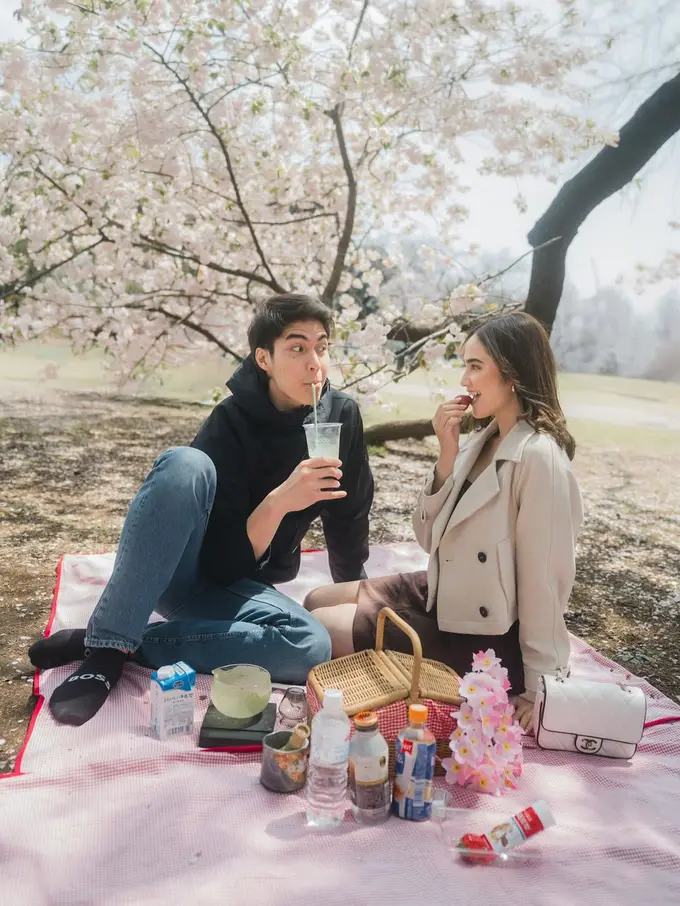 Gaya Picnic Date El Rumi dan Syifa Hadju, Stylish dengan Layering Outfit di Bawah Pohon Sakura