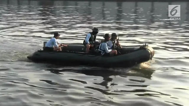 Pihak Koarmabar Satu TNI AL menerjunkan para Pasukan Katak untuk mencari buaya yang muncul di kawasan Ancol dan sekitarnya.