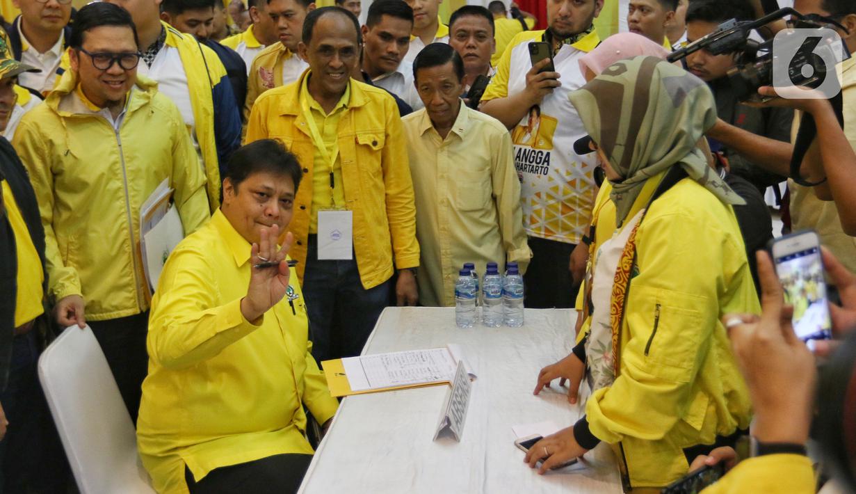 Ketum Golkar Airlangga Hartarto mendaftarkan diri sebagai calon ketua umum Golkar di DPP Partai Golkar, Jakarta, Senin (2/12/2019). Partai Golkar akan melaksanakan Musyawarah Nasional pada 3 Desember 2019 dengan salah satu agendanya pemilihan ketua umum periode 2019-2024. (Liputan6.com/Johan Tallo)