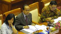 Ketua Komnas HAM Hafidz Abbas (tengah) saat mengikuti rapat dengar pendapat dengan Komisi III DPR, Jakarta, Rabu (4/2/2015). (Liputan6.com/Andrian M Tunay) 