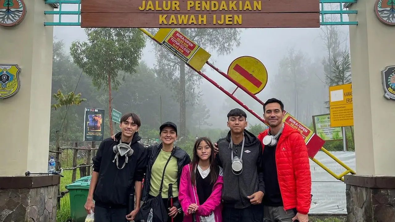 Darius Sinathrya dan keluarga di Kawah Ijen (Instagram/dagnesia)