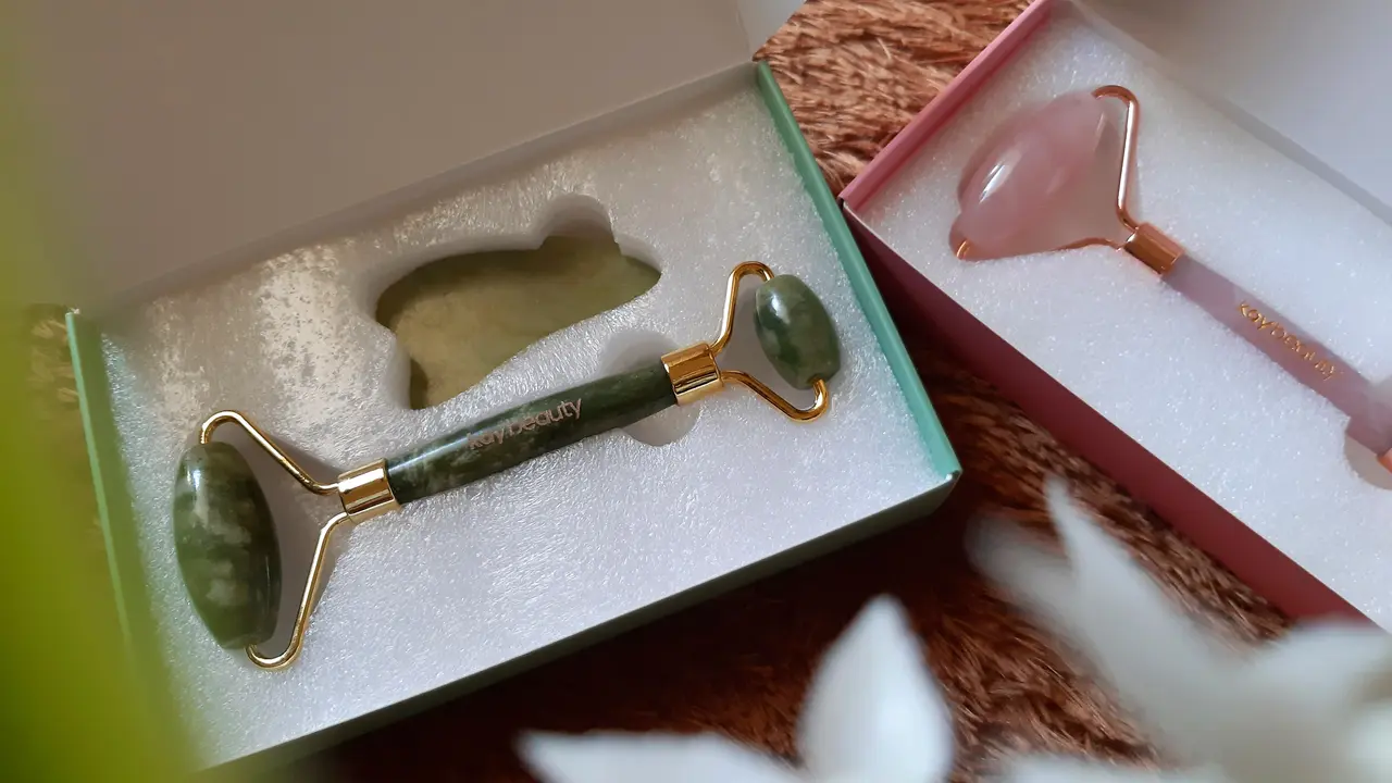 Jade Beauty Roller dan Rose Quartz Beauty Roller dari KayCollection