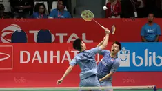 Kevin Sanjaya/Marcus Gideon berebut kok saat melawan Rian Agung/Hendra Setiawan pada babak kedua Daihatsu Indonesia Master 2018 di Istora Senayan, Kamis (25/1/2018). Kevin/Marcus menang 21-16 23-2.1 (Bola.com/Nick Hanoatubun)