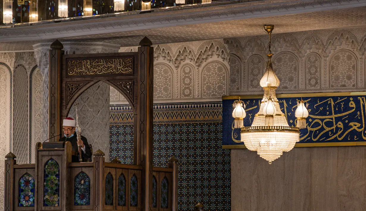 Khatib menyampaikan khotbah salat Jumat selama bulan suci Ramadan di Masjid Negara Malaysia, Kuala Lumpur, Malaysia, Jumat (15/5/2020). Pemerintah Malaysia mengizinkan salat berjemaah di masjid setelah sebelumnya dilarang karena pandemi corona COVID-19. (Mohd RASFAN/AFP)