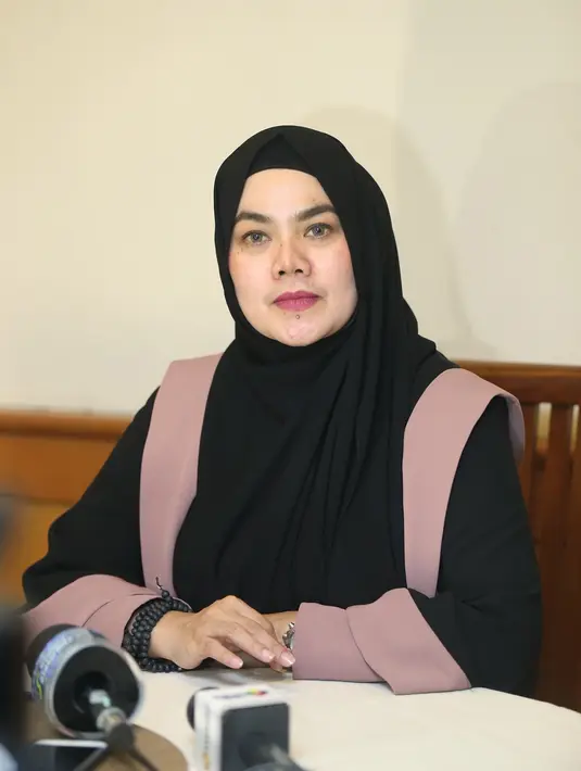 Saat menggelar jumpa pers di kawasan Podok Indah, Jakarta Selatan, Sarita mengaku tak mau lagi menyimpan penyakit akibat kisruh rumah tangganya. (Nurwahyunan/Bintang.com)