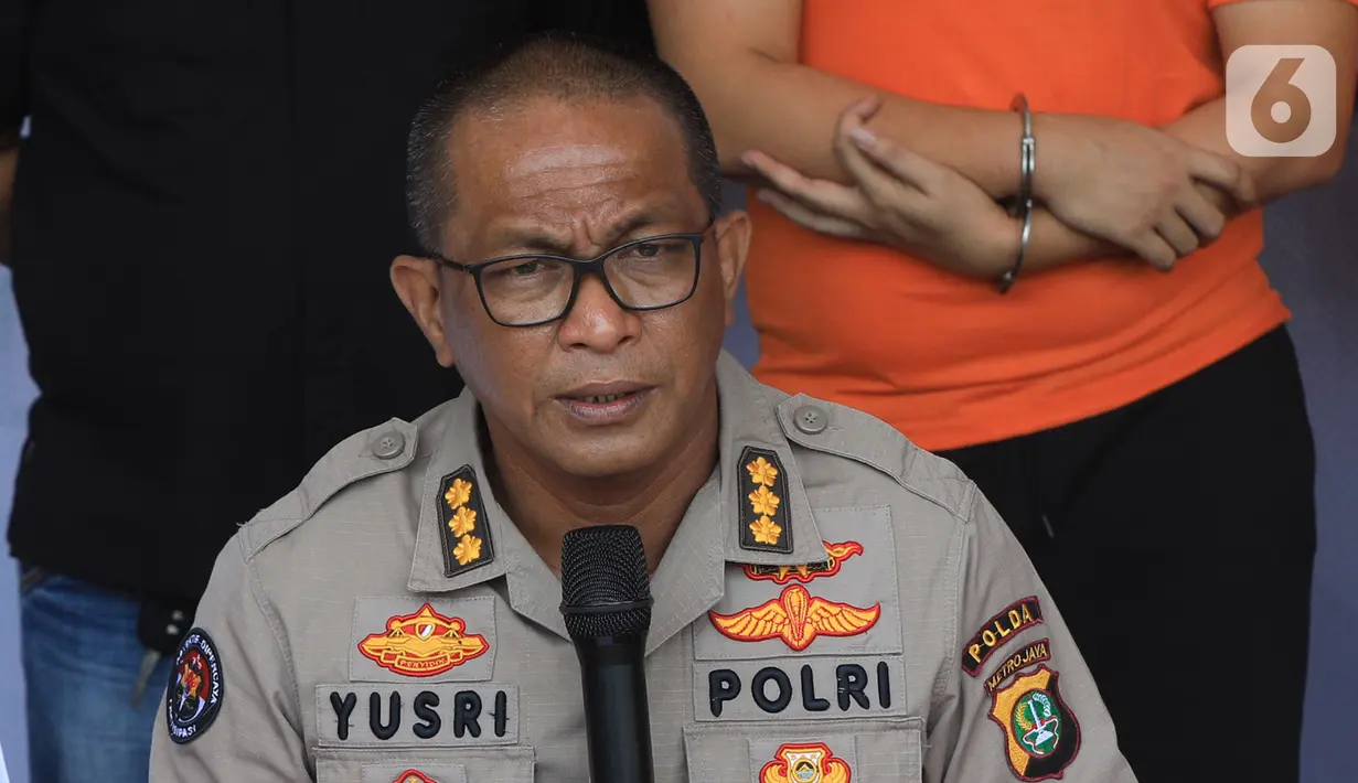 Kabid Humas Polda Metro Jaya, Kombes Pol Yusri Yunus saat konferensi pers penangkapan drummer band J-Rocks Anton Rudi Kelces di Polres Pelabuhan Tanjung Priok, Jakarta Utara, Sabtu (22/8/2020). Anton J-Rocks ditangkap atas kepemilikan ganja di kediamannya, Serpong. (Liputan6.com/Herman Zakharia)