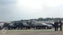 Petugas berjaga di dekat mobil yang akan di kenakan Presiden Joko Widodo dan Raja Arab Saudi, Salman bin Abdulaziz di Bandara Halim Perdanakusuma, Jakarta, Rabu (1/3).  (Liputan6.com/Fery Pradolo)