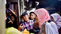 Istri calon presiden nomor urut 3 Ganjar Pranowo, Siti Atikoh Suprianti jelang menutup safari politiknya di di Jawa Timur dengan blusukan dan mengunjungi Pasar Bareng, di Jombang, Senin (29/1/2024) pagi. (Foto: Dokumentasi PDIP).