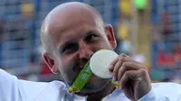 Piotr Malachowski, atlet lempar cakram yang akan menjual medali peraknya demi bantu bocah 3 tahun yang menderita kanker mata (Foto: Metro.co.uk)