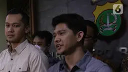 Aktor Iko Uwais memberikan keterangan seusai memenuhi panggilan Kepolisian Resor Metro Bekasi Kota pada Jumat (17/6/2022). Iko Uwais bersama satu terlapor lainnya, Firmansyah, diperiksa selama empat jam di ruangan Satuan Reserse Kriminal Polres Metro Bekasi Kota. (Liputan6.com/Herman Zakharia)
