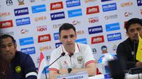 Pelatih Timnas Futsal Indonesia, Hector Souto berbicara dalam sesi konferensi pers jelang ASEAN Futsal Championship 2026 di Nonthaburi, Thailand pada Minggu (5/4/2026). (Dok. FFI)