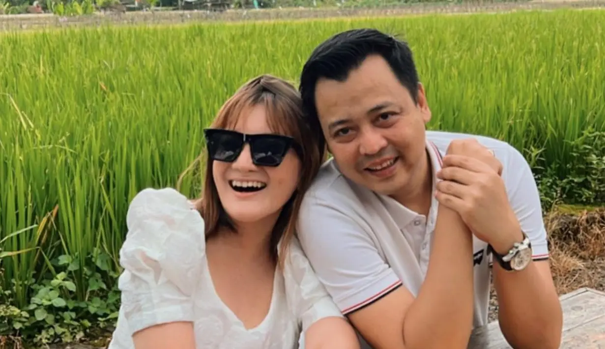 <p>"Alhamdulillah selamat sayang sehat2 bumil dan calon babynya ya," tulis Eddies Adellia. "Ikut Happpyyyyyy Yeayyyy Congrats sister," kata Femmy Permatasari. "Masya allah tabarakallah ya Allah congrats sygg sehat" yaa," sambung Delia Septianti. [Instagram/kikiamaliaworld]</p>