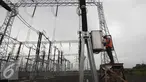 Pekerja tengah memasang Trafo IBT 500,000 Kilo Volt di Gardu induk PLN Balaraja, Banten, Kamis (16/12). Pemasangan terafo tersebut diperuntukan untum perkuatan sistem kelistrikan Jakarta-Banten. (Liputan6.com/Angga Yuniar)