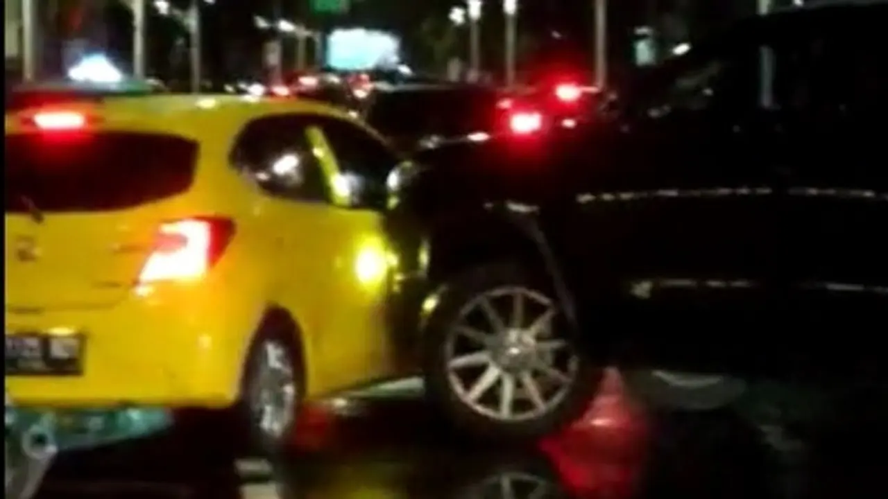 Viral, 6 Potret Honda Brio yang Ringsek Ditabrak Pengemudi Fortuner Barbar