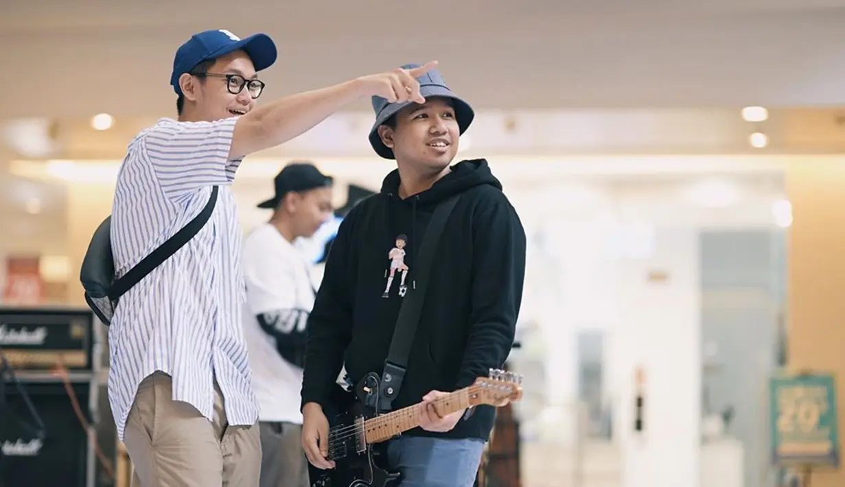 Cowok kelahiran 3 November 1992 di Surabaya terkenal berkat lagunya berjudul Air atau sering dikenal diobok-obok. (Liputan6.com/IG/@jojosuherman)