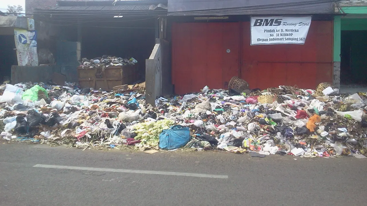 Sejumlah tumpukan sampah di beberapa titik jalan protokol Garut mulai memakan bahu jalan, dan menimbulkan bau tak sedap