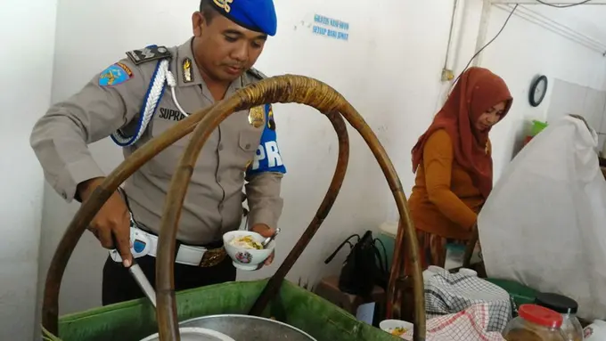 Sedekah Tiap Jumat, Polisi Ini Bagi Soto Gratis ke Masyarakat