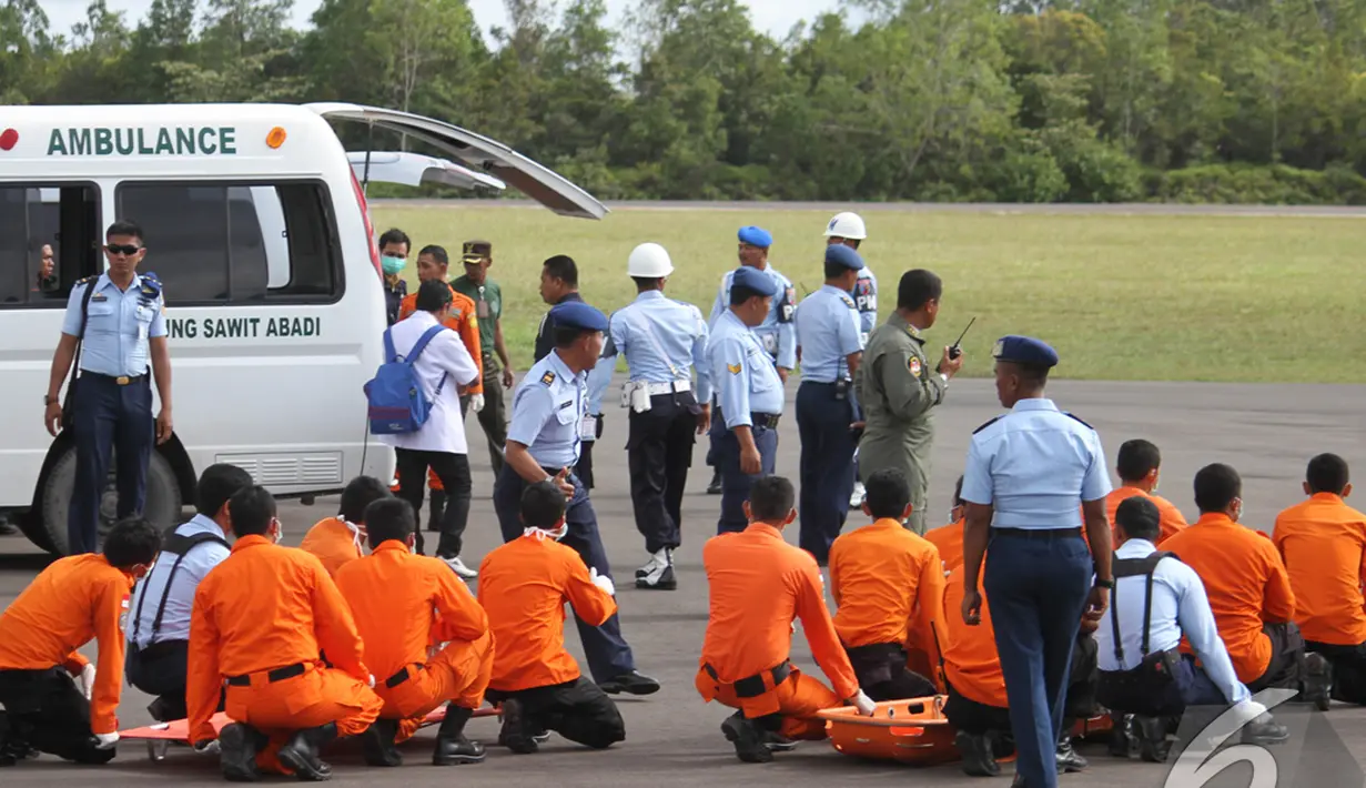 Tim SAR tengah bersiap-siap sambil membawa tandu untuk memindahkan jenazah AirAsia QZ 8501 dari helikopter, Pangkalan Bun, Kalteng, Kamis (1/1/2014).  (Liputan6.com/Herman Zakharia)