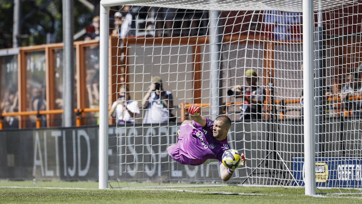 Jordi Cruyff Bicara Nasib Maarten Paes yang Tergusur Ter Stegen di Ajax