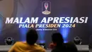 <p>Ketua umum PSSI, Erick Thohir (kanan) berbincang dengan Ketua Steering Committee Piala Presiden 2024, Maruarar Sirait (kanan) saat menghadiri acara Malam Apresiasi Piala Presiden 2024 yang berlangsung di SCTV Tower, Senayan, Kamis (19/12/2024). (Bola.com/Bagaskara Lazuardi)</p>