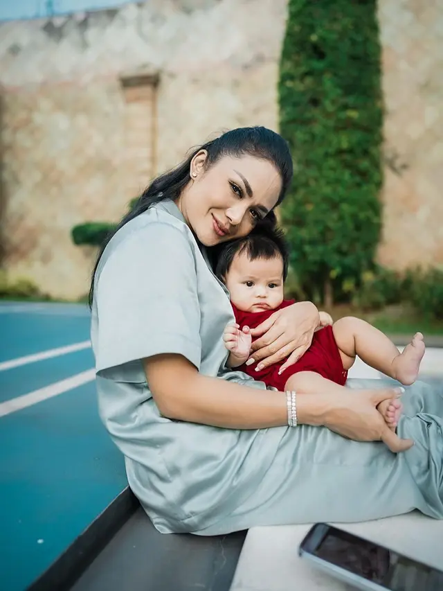 Krisdayanti momong Ameena (Instagram/krisdayantilemos)