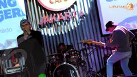 Musikimia beraksi tampil enerjik saat membawakan lagu-lagu andalan mereka pada konser Koin: Senandung Untuk Negeri Indonesia di Hardrock Cafe, Pasific Place, Jakarta Selatan (Liputan6.com/Faisal R Syam).