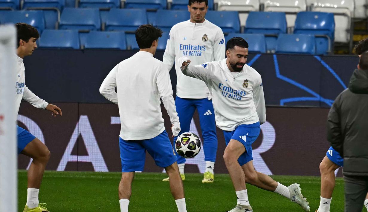 Sebagaimana diketahui, Real Madrid datang dengan modal kemenangan meyakinkan 3-0 pada leg pertama sehingga berada di posisi yang sangat menguntungkan untuk lolos ke babak berikutnya. Tampak dalam foto, bek Real Madrid asal Spanyol, Dani Carvajal (kanan) saat mengikuti sesi latihan di Etihad Stadium, Manchester, Inggris barat laut, pada 16 Maret 2026. (Paul ELLIS/AFP)