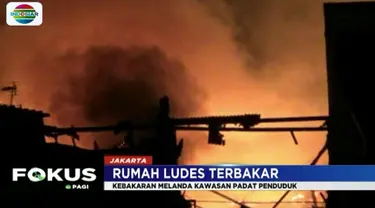 Banyaknya material yang mudah terbakar membuat api kian membesar dan menjalar dari satu rumah ke rumah lainnya.