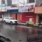 Sejumlah kendaraan dan beberapa infrastruktur atap bangunan di wilayah kecamatan Garut Kota, Kabupaten Garut, nampak terbawa hingga ke bahu jalan akibat sapuan angin puting beliung. (Liputan6.com/Jayadi Supriadin)
