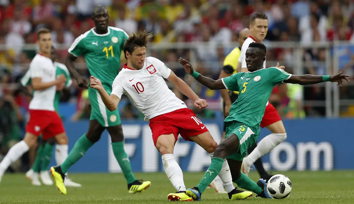 Gelandang Polandia, Grzegorz Krychowiak, berebut bola  dengan gelandang Senegal, Idrissa Gana Gueye, pada laga Piala Dunia di Stadion Spartak, Selasa (19/6/2018). Senegal menang 2-1 atas Polandia. (AP/Eduardo Verdugo)