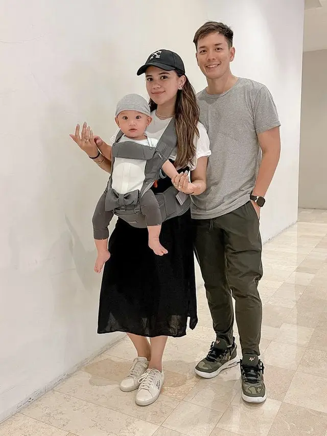 Gaya Stylish Audi Marissa saat Gendong Anak Menggemaskan