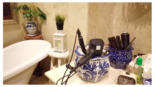 6 Potret Kamar Mandi Mewah Yuni Shara, Penuh Koleksi Guci