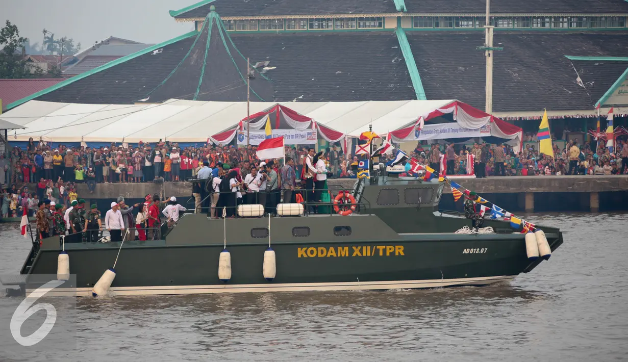 Kapal militer ikut memeriahkan menyaksikan Karnaval Air di Sungai Kapuas , Kalimantan Barat, Sabtu (22/8/2015). Rencananya sungai Kapuas akan menjadi kawasan waterfront City di Indonesia. (Liputan6.com/Faizal Fanani)