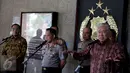 Mendag, Enggartiasto Lukita (kanan) memberi keterangan usai melakukan rapat kordinasi di Mabes Polri, Jakarta, Selasa (29/11). Rapat tersebut menyambut Akhir Tahun 2016 kedepan agar semua berjalan aman baik. (Liputan6.com/Johan Tallo)