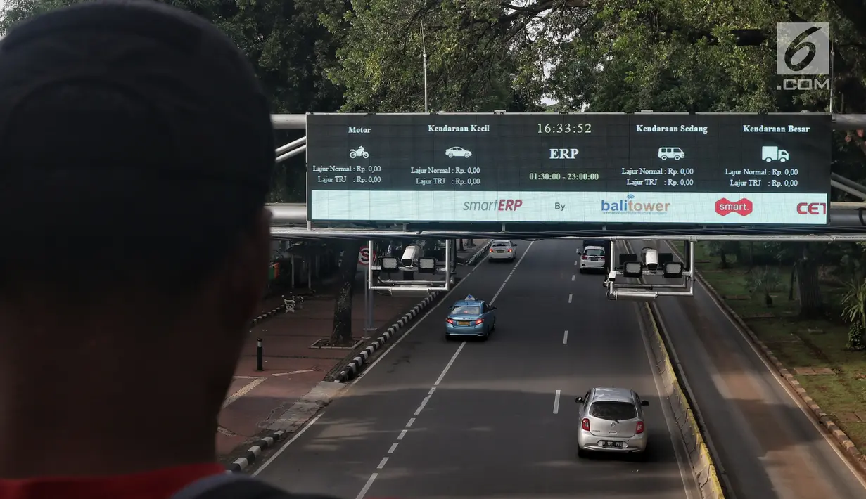 Sejumlah kendaraan melintasi gerbang jalan berbayar atau ERP di Jakarta, Sabtu (19/1). Meski dua perusahaan peserta lelang ERP mundur teratur dari proses tender, Pemprov DKI Jakarta tetap optimis sistem ERP dapat terlaksana. (Liputan6.com/JohanTallo)