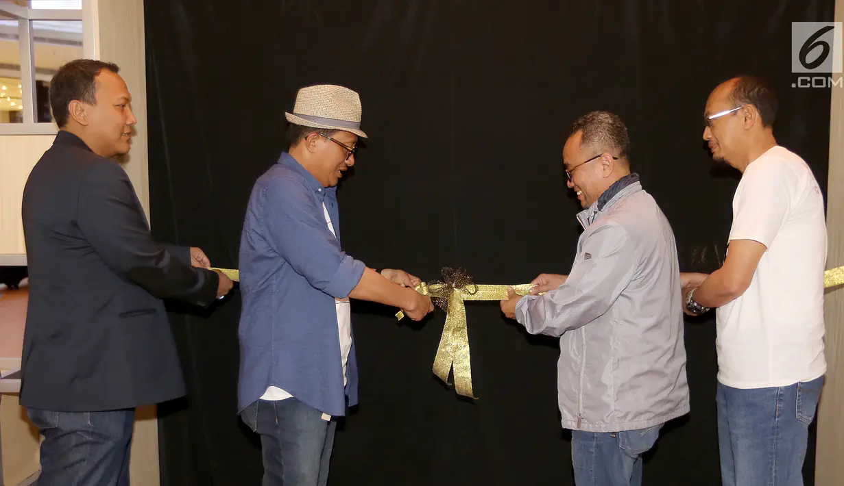 Komisaris Utama PT Adhi Commuter Properti (ACP) Pundjung Setia Brata (kedua kiri) dan Dirut PT ACP Amrozi Hamidi (kedua kanan) memotong pita pada pembukaan pameran LRT City Expo yang digelar pada 21-29 Juli di Jakarta, Sabtu (21/7).  (Liputan6.com)
