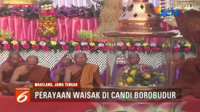 Menteri Agama juga ikut menerbangkan lampion bersama para biksu sebagai simbol saling menghormati antar umat beragama.