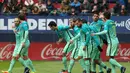 Pemain Barcelona menyambut gol pertama ke gawang Osasuna yang dicetak Luis Suarez. (AFP/Cesar Manso)