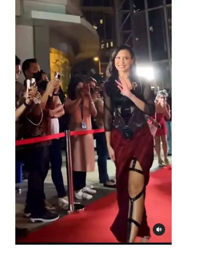 7 Potret Pevita Pearce di Red Carpet dan Gala Premiere Sri Asih, Stunning Abis