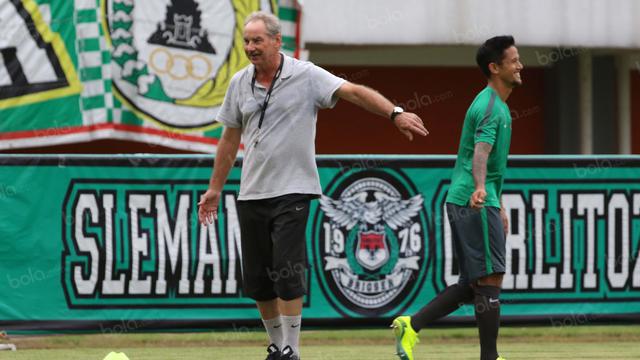 Cara Komunikasi Alfred Riedl dan Pemain Timnas Indonesia