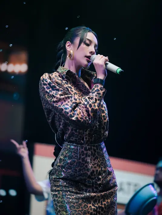 Anya Geraldine menjadi salah satu pengisi acara di panggung Synchronize Festival 2024 [@anyageraldine]