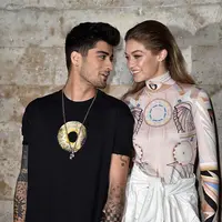 Seperti beberapa waktu lalu Zayn mengunggah sebuah foto di instastorynya, terlihat dalam foto itu berada di depan cermin Zayn memeluk Gigi dari belakang dan mencium mesra pipi kekasih hatinya itu.  (doc.dailymail.com)